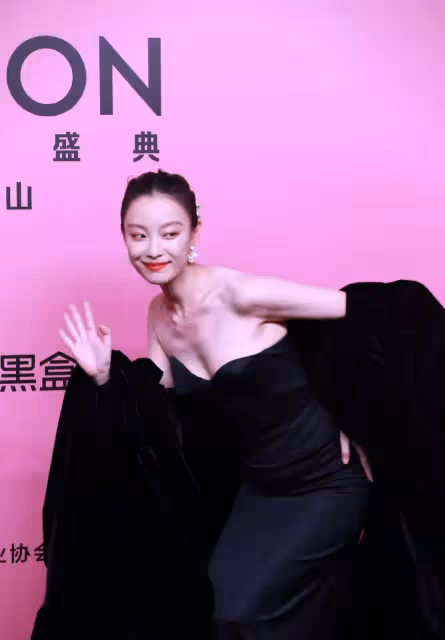 VOGUE走秀,劉亦菲壓軸,娜扎短髮驚艷,周深拖長尾也太好看了吧
