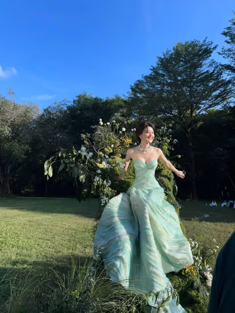 VOGUE走秀,劉亦菲壓軸,娜扎短髮驚艷,周深拖長尾也太好看了吧