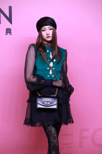 VOGUE走秀,劉亦菲壓軸,娜扎短髮驚艷,周深拖長尾也太好看了吧