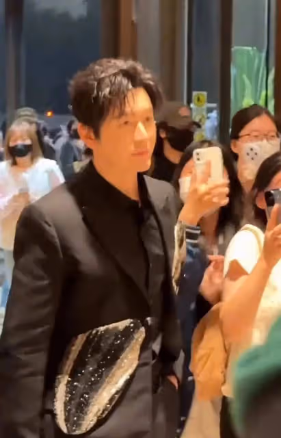 黃曉明外出工作入住酒店,大批粉絲提前守候,被喊葉珂立馬冷臉