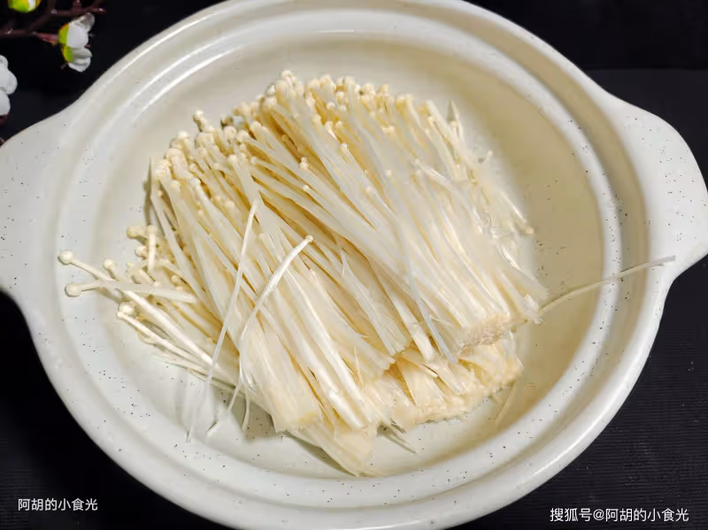 原來雞蛋和它吃才夠味,以前怎麼沒想到!簡單燜一鍋,喚醒好胃口、軟嫩多汁