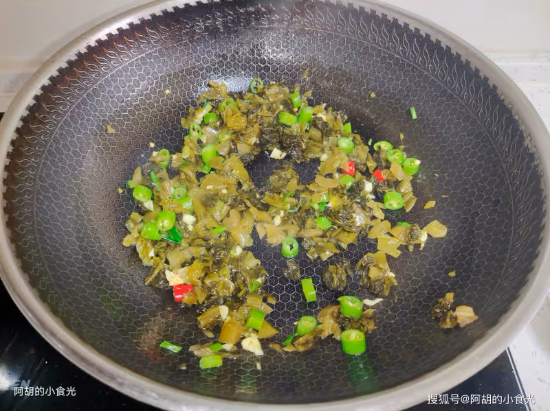 原來雞蛋和它吃才夠味,以前怎麼沒想到!簡單燜一鍋,喚醒好胃口、軟嫩多汁