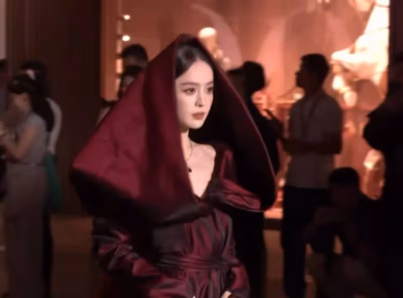 VOGUE盛典這一夜:娜扎瘦脫相,關曉彤服裝拉垮,劉亦菲驚艷