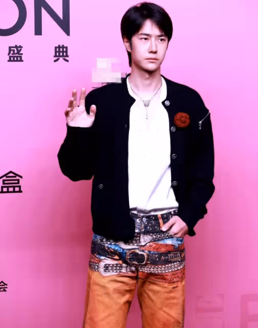 VOGUE盛典這一夜:娜扎瘦脫相,關曉彤服裝拉垮,劉亦菲驚艷