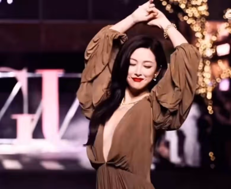 VOGUE盛典這一夜:娜扎瘦脫相,關曉彤服裝拉垮,劉亦菲驚艷