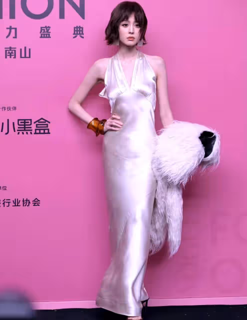 VOGUE盛典這一夜:娜扎瘦脫相,關曉彤服裝拉垮,劉亦菲驚艷