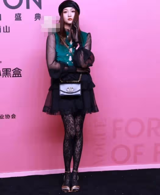 VOGUE盛典這一夜：娜扎瘦脫相，關曉彤服裝拉垮，劉亦菲驚艷