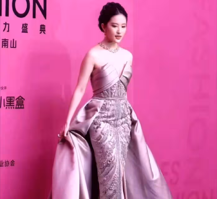 VOGUE盛典這一夜：娜扎瘦脫相，關曉彤服裝拉垮，劉亦菲驚艷