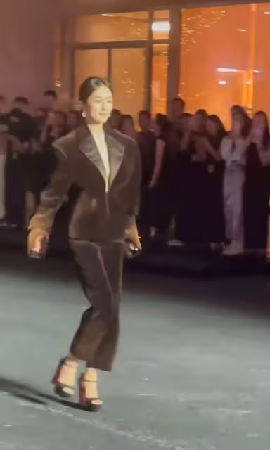 楊冪手拿保溫杯參加活動,一身穿西裝又潮又颯,舞台感太強了