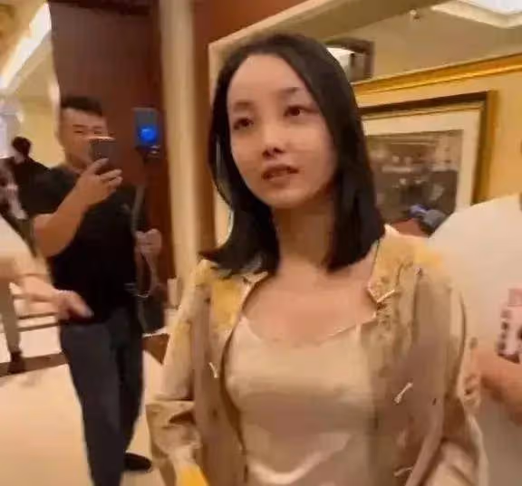 謝廣坤岳父岳母比自己年輕,岳母打扮時尚顏值很高,岳父顯憔悴