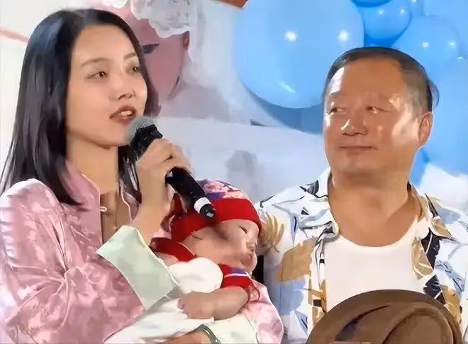 謝廣坤岳父岳母比自己年輕,岳母打扮時尚顏值很高,岳父顯憔悴
