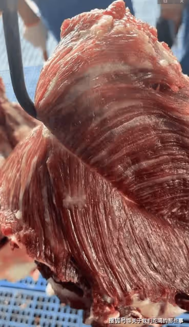 買牛肉,選「掛著的」還是「擺著的」?牢記4點,不被肉販忽悠