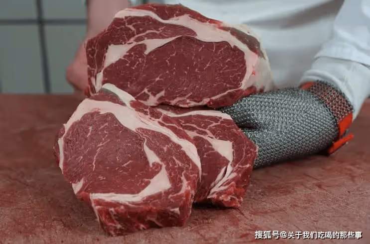 買牛肉,選「掛著的」還是「擺著的」?牢記4點,不被肉販忽悠