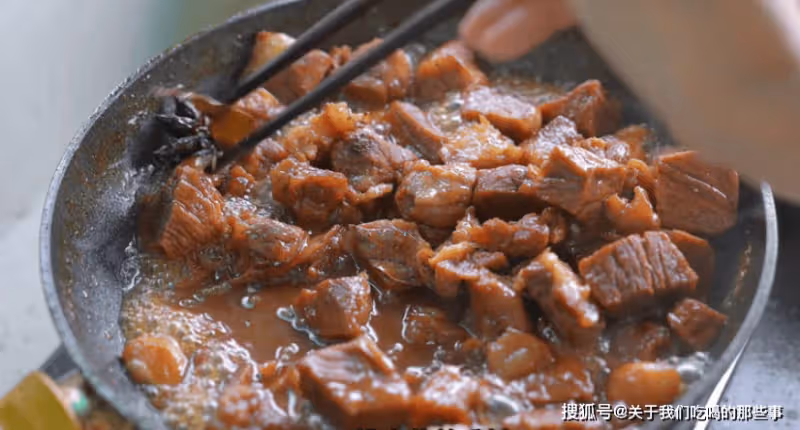 買牛肉,選「掛著的」還是「擺著的」?牢記4點,不被肉販忽悠