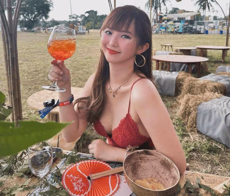 前TVB性感小花宣布分手!與吉他手未婚夫拍拖6年訂婚1年,被寵成公主