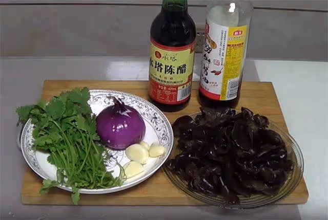 木耳這樣做,脆嫩爽口,做法超簡單,一次大盤不夠吃,收藏了