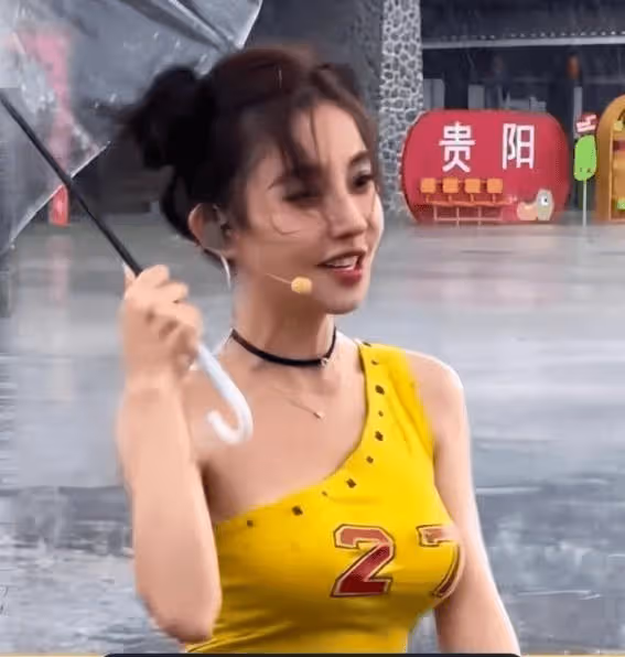 馮提莫:戶外直播遇到大雨,導致全身濕透,身材徹底暴露!