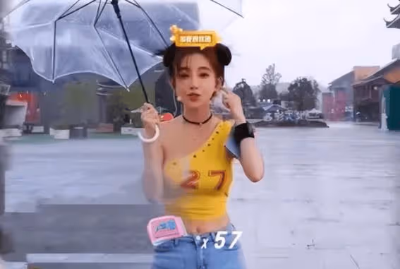馮提莫:戶外直播遇到大雨,導致全身濕透,身材徹底暴露!