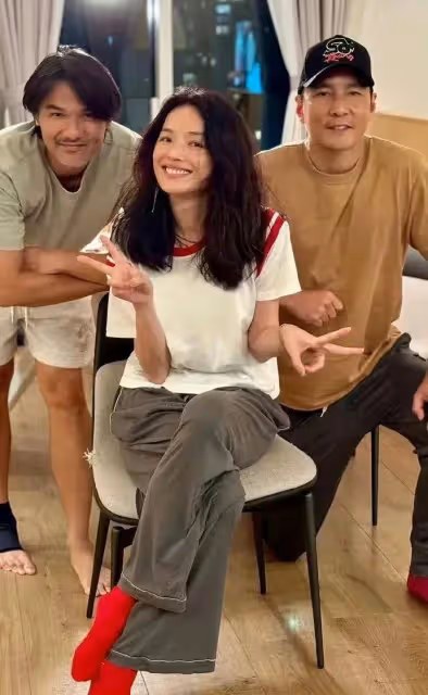 舒淇曬照為周迅慶50歲生日,和陳坤同時親吻周迅,3劍客關係真好