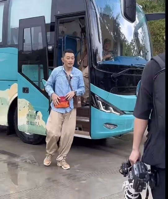 網友偶遇沙溢,本人減肥成功身材暴瘦,眼窩凹陷網友喊話減肥過度