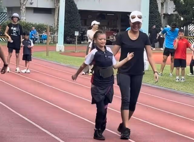香港女星女兒終於能緩慢走路,患罕見基因病,醫生斷言活不過3歲