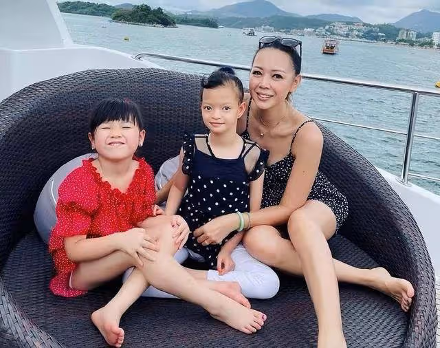 香港女星女兒終於能緩慢走路,患罕見基因病,醫生斷言活不過3歲