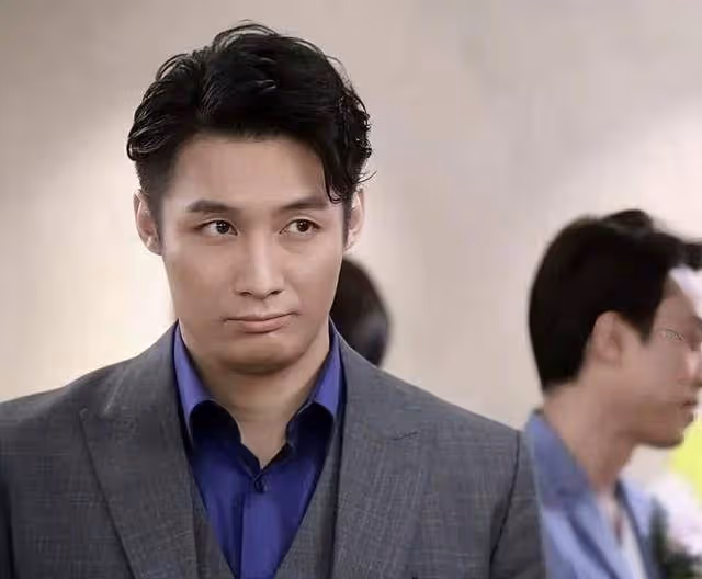 TVB知名男星否認縱慾過度,常熬夜兩眼發黑,暫不結婚想繼續風流