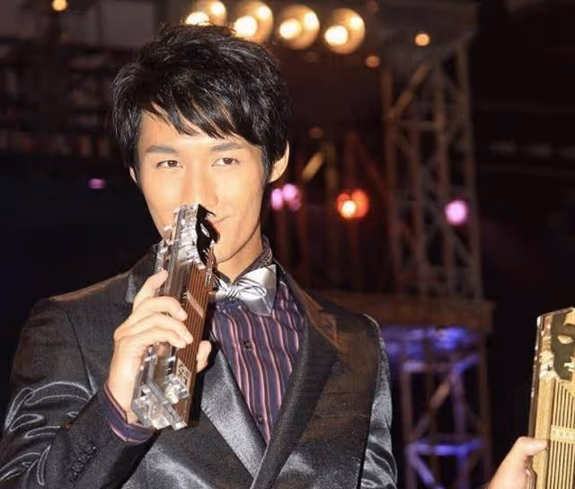 TVB知名男星否認縱慾過度,常熬夜兩眼發黑,暫不結婚想繼續風流
