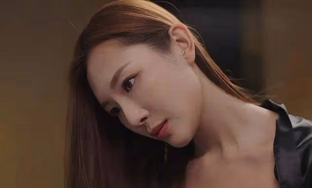 TVB女星新劇大膽演出,用43寸大長腿誘惑男主,公開承認整容