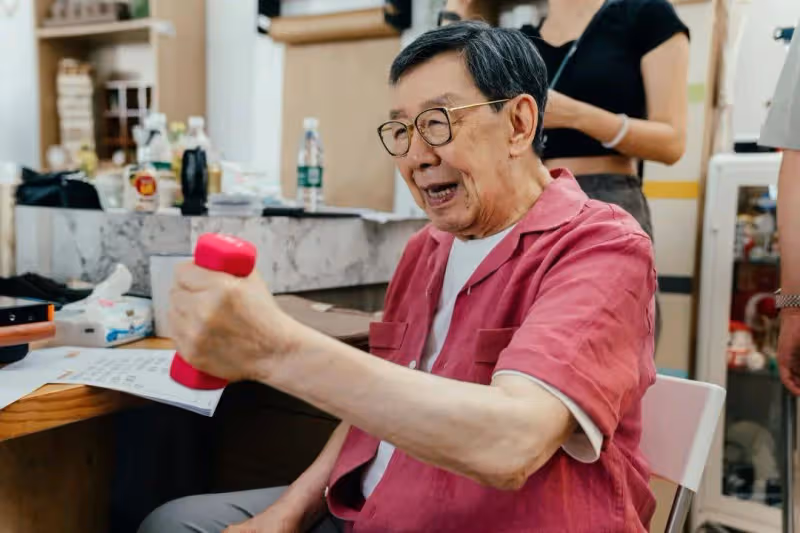 92歲胡楓自曝想直播帶貨,與兩位TVB當家花旦做節目,調侃曾志偉