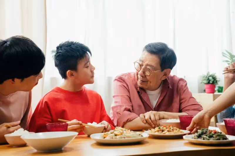 92歲胡楓自曝想直播帶貨,與兩位TVB當家花旦做節目,調侃曾志偉