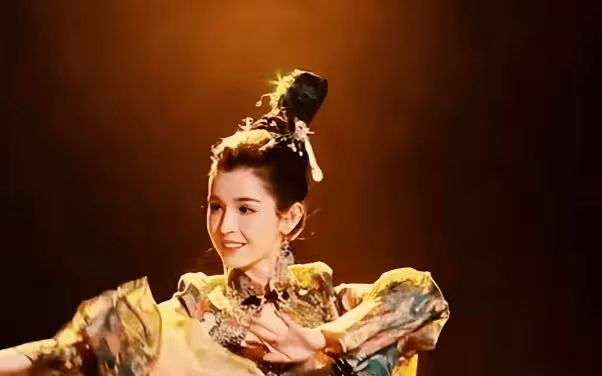 一支舞蹈成名的新疆美女，因「蠟燭門」事件深陷輿論，今出演女主