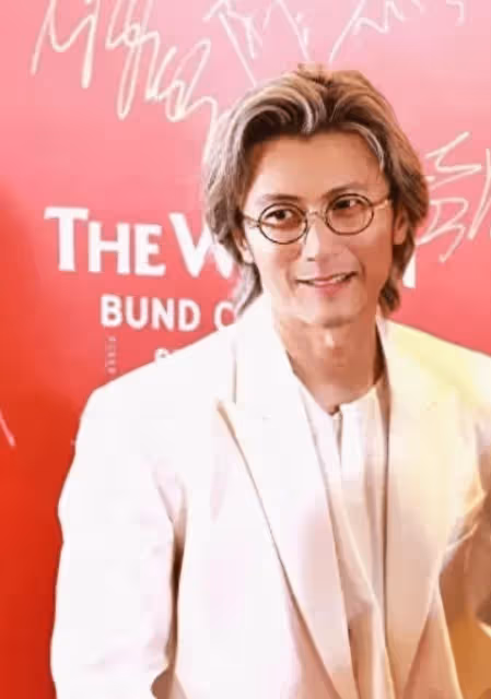 謝霆鋒近照曝光!44歲滿頭白髮太滄桑,55歲的王菲更年輕