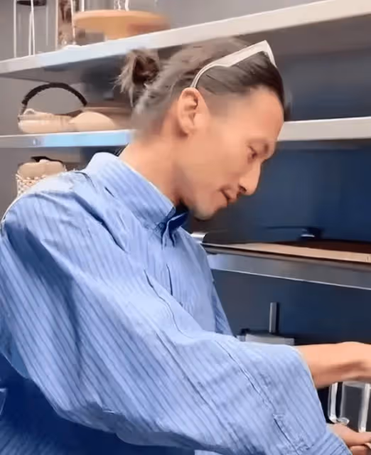 謝霆鋒近照曝光!44歲滿頭白髮太滄桑,55歲的王菲更年輕