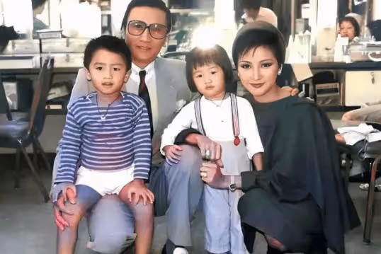 謝霆鋒近照曝光!44歲滿頭白髮太滄桑,55歲的王菲更年輕