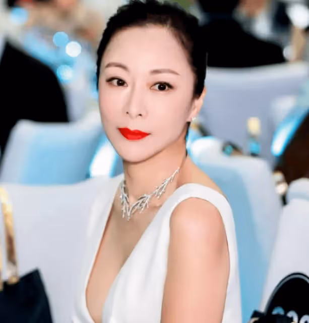這對家喻戶曉的演員竟然是夫妻!女方花15分鐘逼婚成功,如今家庭幸福惹人羨
