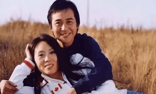 他長得帥有演技,毫不顧忌娶大15歲妻子,夫妻恩愛至今未生育