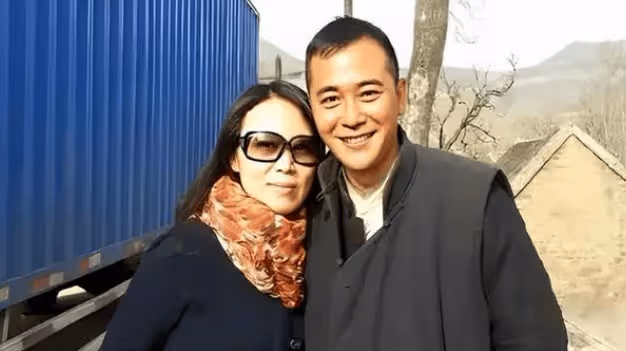 他長得帥有演技,毫不顧忌娶大15歲妻子,夫妻恩愛至今未生育
