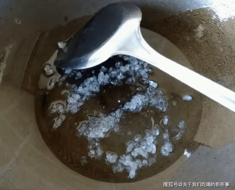 做紅燒排骨,別只會加醬油!教您正確做法,肉爛味濃,不柴不腥