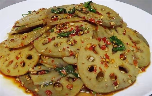 喜歡吃藕的要收藏了,藕片脆嫩,簡單一拌,辣爽好吃,太過癮了