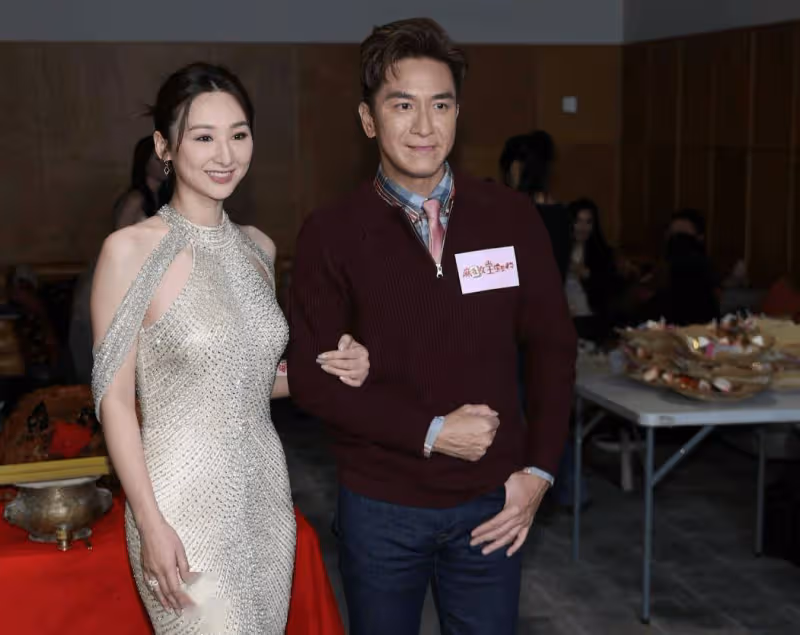 TVB花旦高海寧穿貼身長裙大顯身材！馬國明首次演她男友，大讚：是男人都心裡美滋滋