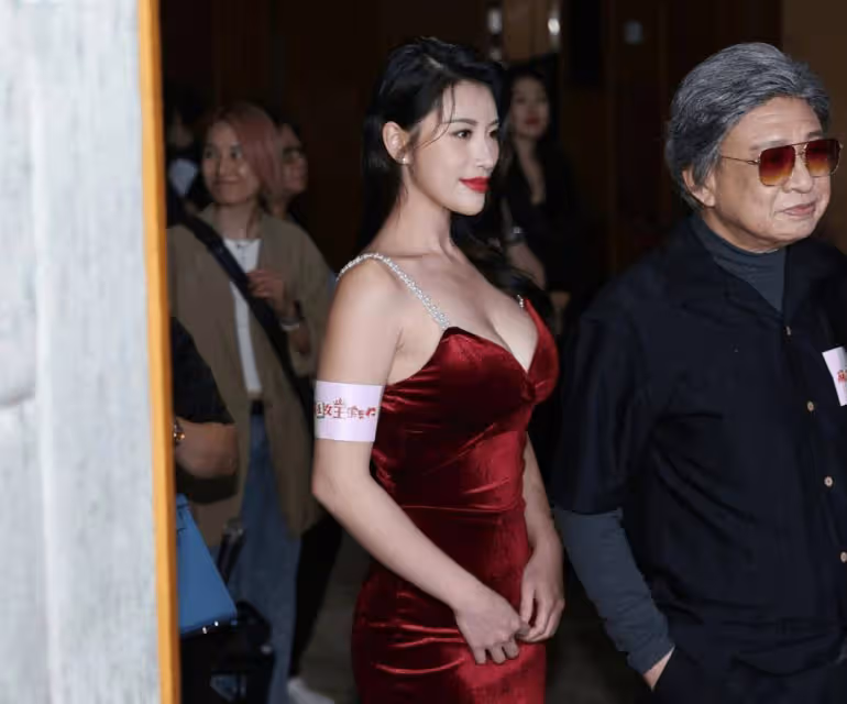 TVB花旦高海寧穿貼身長裙大顯身材！馬國明首次演她男友，大讚：是男人都心裡美滋滋