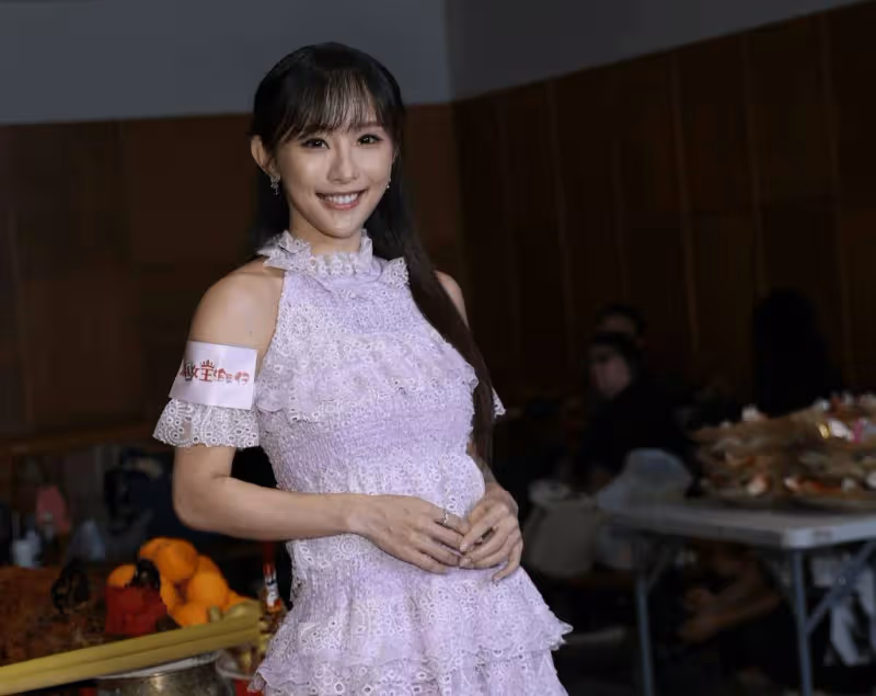TVB花旦高海寧穿貼身長裙大顯身材！馬國明首次演她男友，大讚：是男人都心裡美滋滋