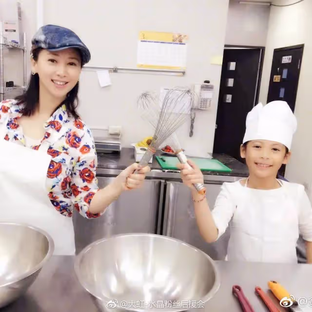 翁虹自曝不會和丈夫坐同一架飛機，立下「平安紙」，更年期遇到青春期女兒會有爭吵
