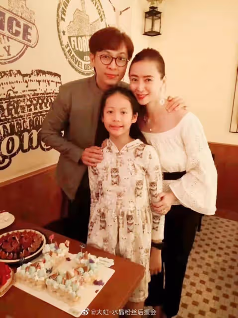 翁虹自曝不會和丈夫坐同一架飛機，立下「平安紙」，更年期遇到青春期女兒會有爭吵
