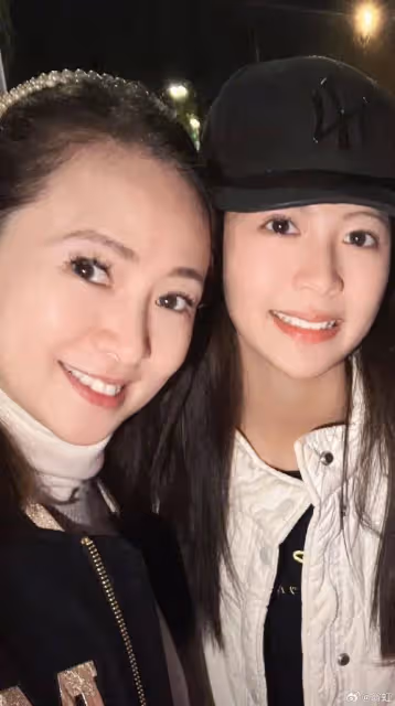 翁虹自曝不會和丈夫坐同一架飛機，立下「平安紙」，更年期遇到青春期女兒會有爭吵