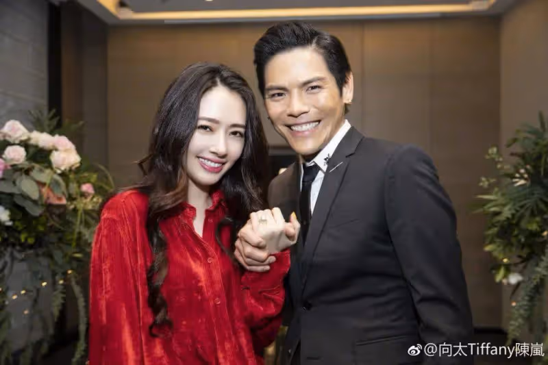 向佐爆紅，多名粉絲接機瘋狂示愛不知所措，面對全民嘲諷風評轉向