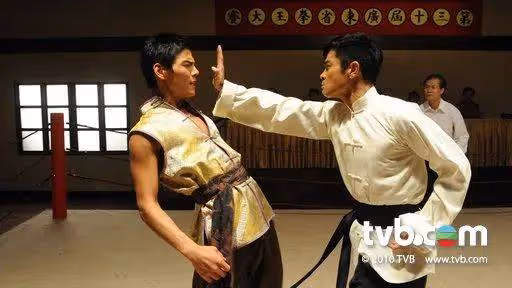 向佐爆紅，多名粉絲接機瘋狂示愛不知所措，面對全民嘲諷風評轉向