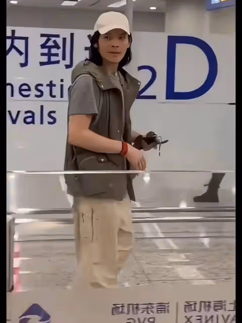 向佐爆紅,多名粉絲接機瘋狂示愛不知所措,面對全民嘲諷風評轉向