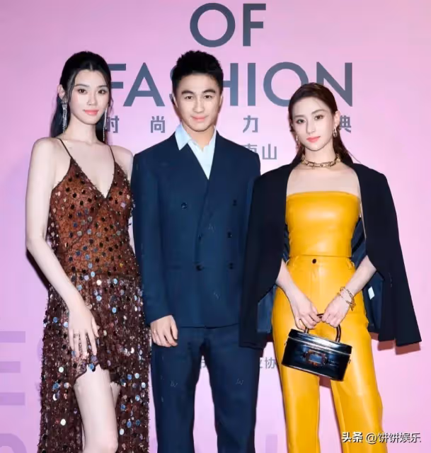 何超蓮曬vogue合影,與黎姿林允關曉彤貼貼,與異母弟弟關係親密